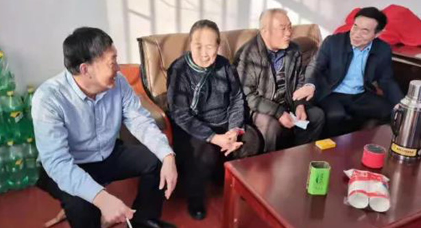 赵万俊带队看望异地周口商会会长家中老人