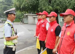 郑州市交警九大队以绿城“红绿灯”为契机，认真组织开展文明志愿服务活动