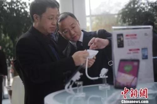 资料图：市民正在体验移动上网。陈超 摄